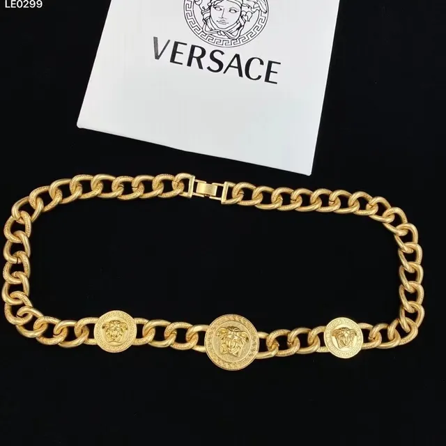 Versace Réaction en chaîne collier doré volumineux Curb motifs médailon Medusa 8