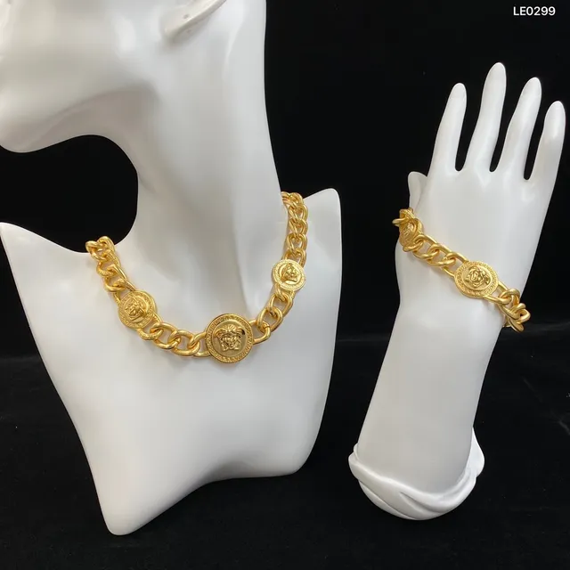 Versace Réaction en chaîne collier doré volumineux Curb motifs médailon Medusa 9