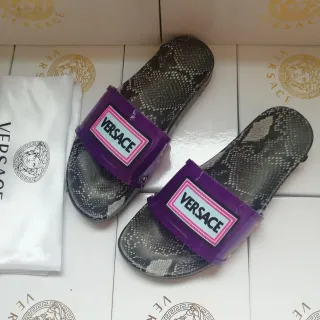 Versace Chain Reaction सांप की खाल प्रिंट बैंगनी पट्टा चप्पल