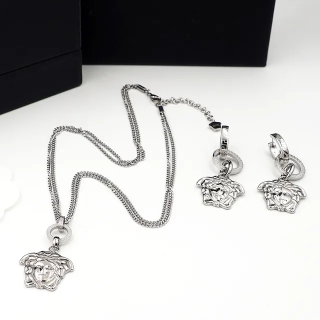 Versace Medusa Collier en métal avec pendentif tête en or 8
