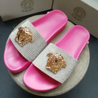 Versace Medusa Slide गुलाबी क्रिस्टल पट्टी सैंडल