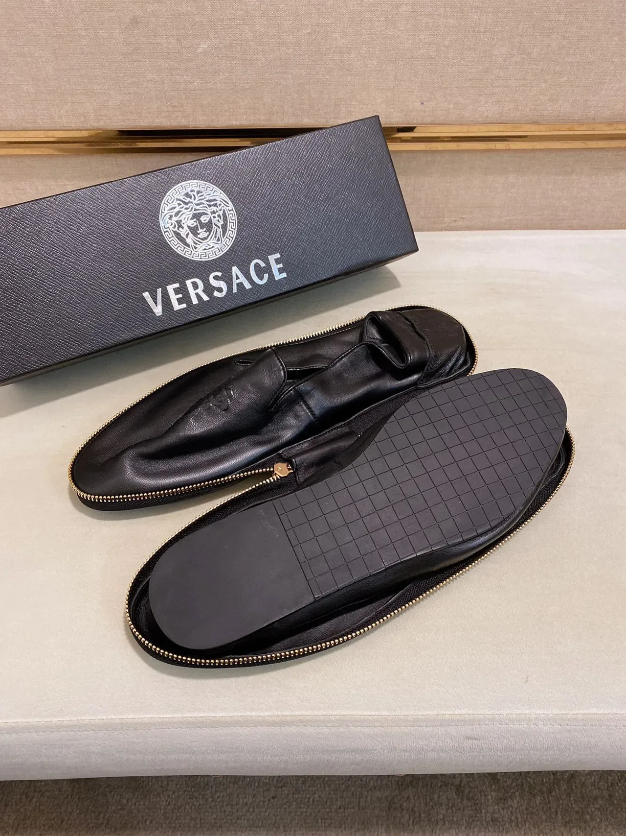 Versace Loafer zippé noir doré médusa embossé 2