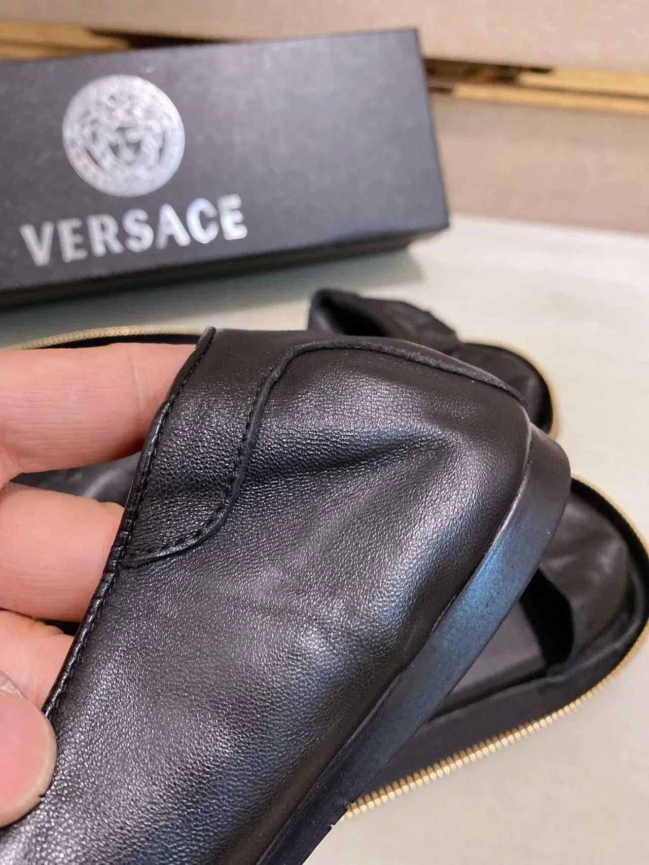 Versace Loafer zippé noir doré médusa embossé 3