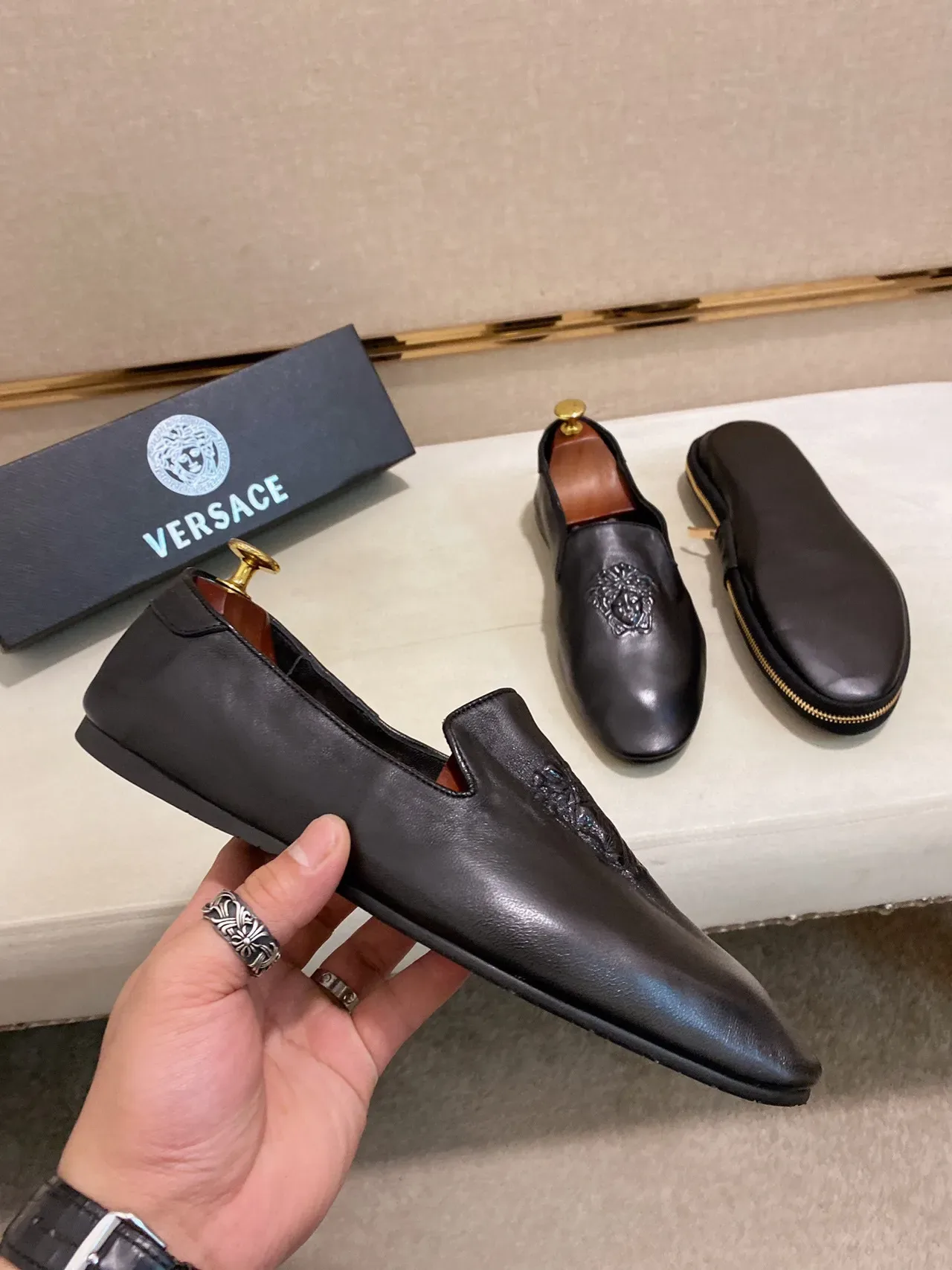 Versace Loafer zippé noir doré médusa embossé 8