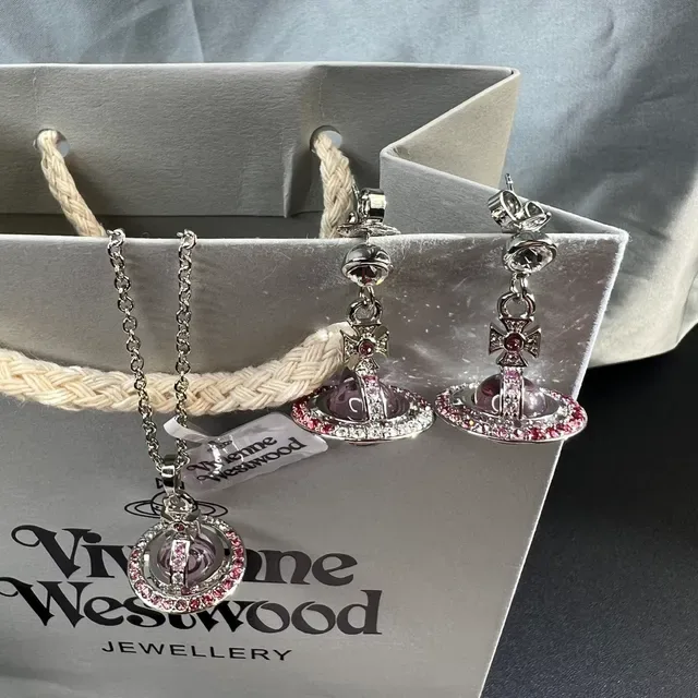 Vivienne Westwood Boucles d'oreilles Orb cabochon rose incrusté de cristal 4