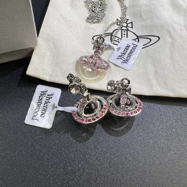 Vivienne Westwood Boucles d'oreilles Orb cabochon rose incrusté de cristal 7