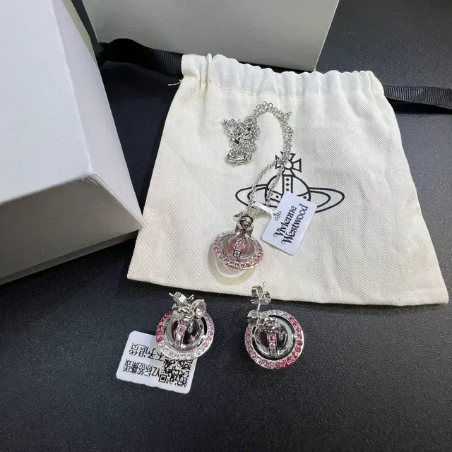 Vivienne Westwood Boucles d'oreilles Orb cabochon rose incrusté de cristal 8