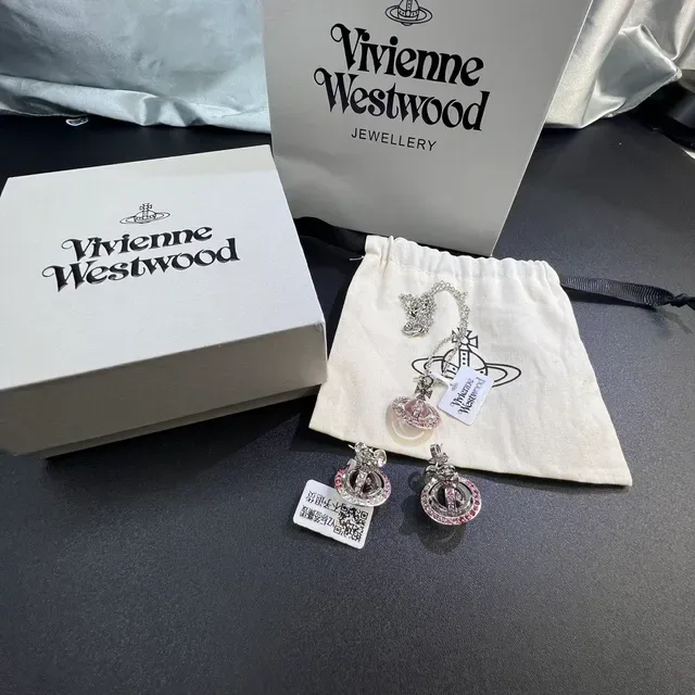 Vivienne Westwood Boucles d'oreilles Orb cabochon rose incrusté de cristal 9
