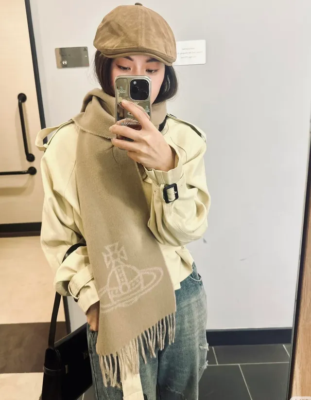 Vivienne Westwood Orb Logo Écharpe Beige Double-Face Frangée en Cachemire 9