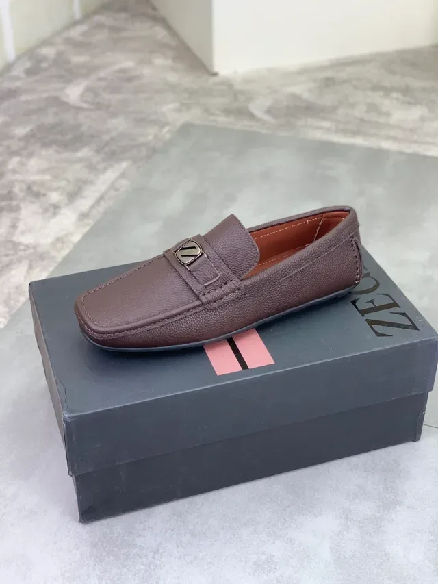 Zegna ब्राउन पेबल्ड लेदर बकल स्ट्रैप लोफर 3