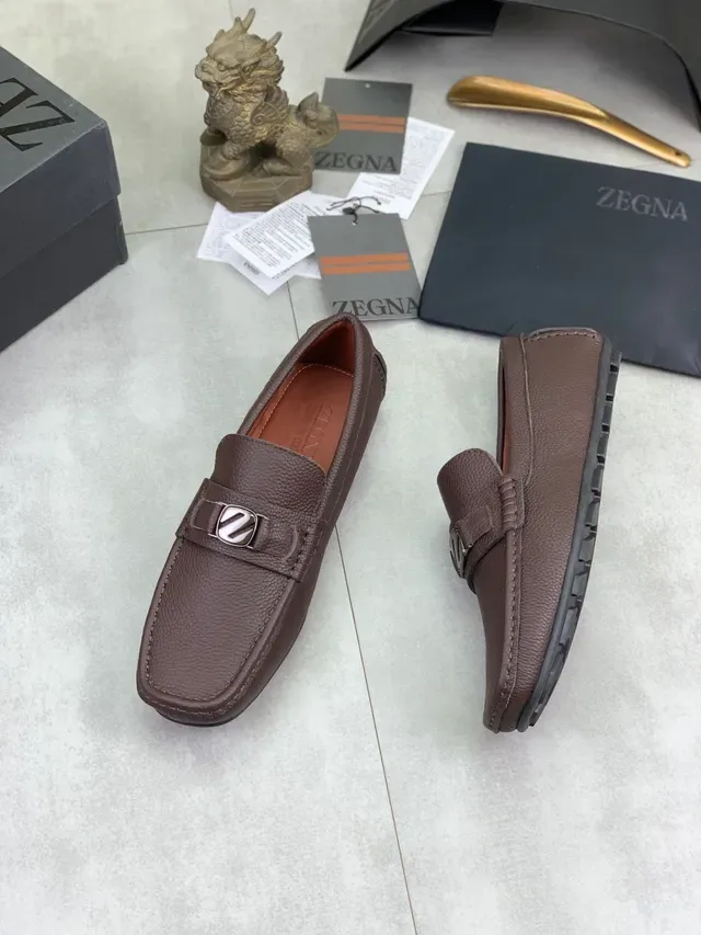 Zegna ब्राउन पेबल्ड लेदर बकल स्ट्रैप लोफर 4