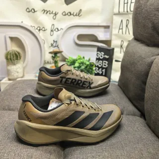 Adidas Beige Noir Léger Tissu mesh supérieur Trois Rayures Branding latéral Chaussures de course