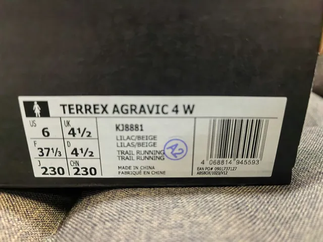 Adidas Beige Noir Léger Tissu mesh supérieur Trois Rayures Branding latéral Chaussures de course 2