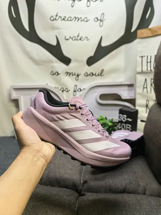 Adidas Beige Noir Léger Tissu mesh supérieur Trois Rayures Branding latéral Chaussures de course 5