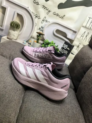 Adidas Beige Noir Léger Tissu mesh supérieur Trois Rayures Branding latéral Chaussures de course 7