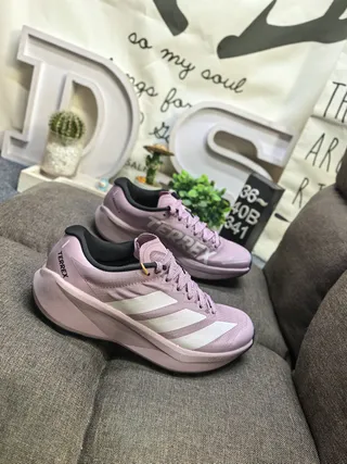 Adidas Beige Noir Léger Tissu mesh supérieur Trois Rayures Branding latéral Chaussures de course 9