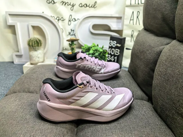 Adidas Beige Noir Léger Tissu mesh supérieur Trois Rayures Branding latéral Chaussures de course 11