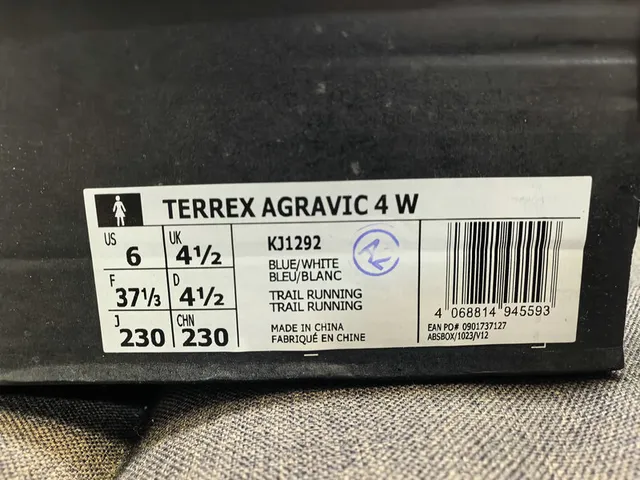 Adidas Beige Noir Léger Tissu mesh supérieur Trois Rayures Branding latéral Chaussures de course 12