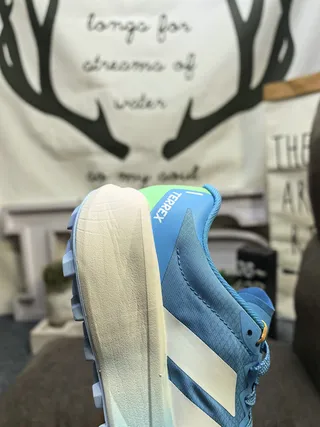 Adidas Beige Noir Léger Tissu mesh supérieur Trois Rayures Branding latéral Chaussures de course 13
