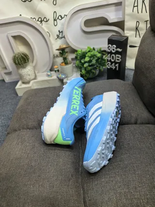 Adidas Beige Noir Léger Tissu mesh supérieur Trois Rayures Branding latéral Chaussures de course 16