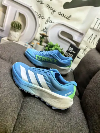 Adidas Beige Noir Léger Tissu mesh supérieur Trois Rayures Branding latéral Chaussures de course 17