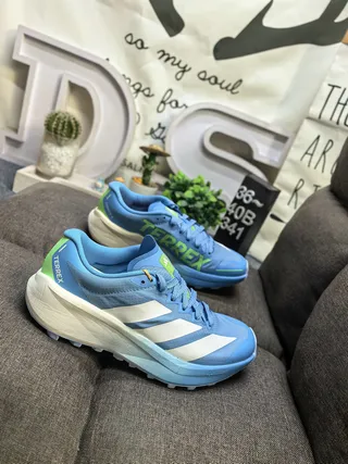 Adidas Beige Noir Léger Tissu mesh supérieur Trois Rayures Branding latéral Chaussures de course 19