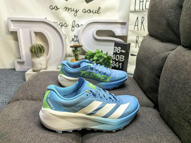 Adidas Beige Noir Léger Tissu mesh supérieur Trois Rayures Branding latéral Chaussures de course 21