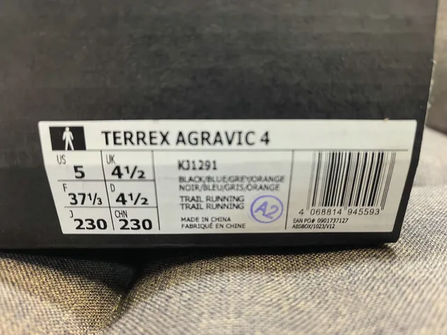 Adidas Beige Noir Léger Tissu mesh supérieur Trois Rayures Branding latéral Chaussures de course 22