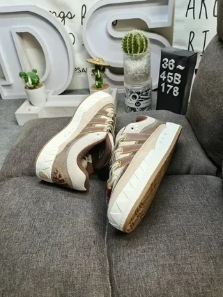 Adidas Sneakers Lifestyle Beige Marron Low-Top en Daim et Textil 6