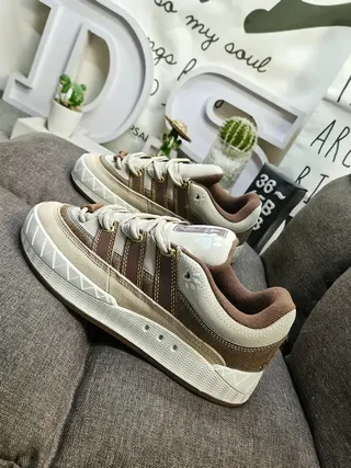 Adidas Sneakers Lifestyle Beige Marron Low-Top en Daim et Textil 7