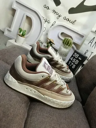 Adidas Sneakers Lifestyle Beige Marron Low-Top en Daim et Textil 9