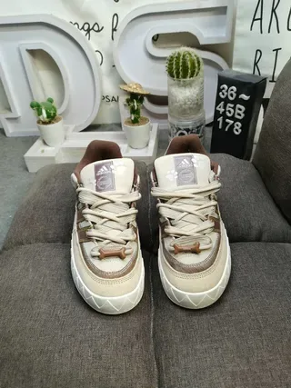 Adidas Sneakers Lifestyle Beige Marron Low-Top en Daim et Textil 10