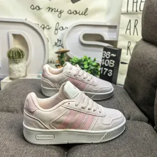 Adidas भूरा गुलाबी लो-टॉप स्यूड एंड मेश अपर लाइफस्टाइल स्नीकर