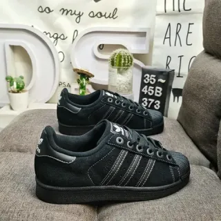 Adidas काला लो-टॉप लाइफस्टाइल स्नीकर