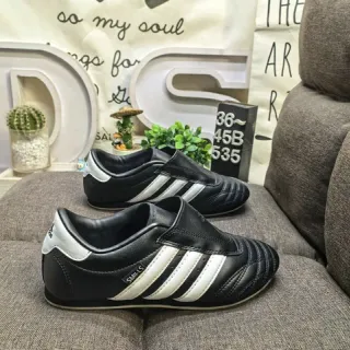 Adidas 黑色白色无鞋带易穿绗缝皮革鞋面室内足球鞋