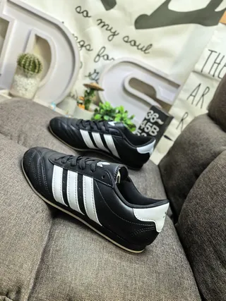 Adidas Noir Blanc Sans Lacets à enfiler Matelassé Cuir Supérieur Chaussures de Football Intérieur 17