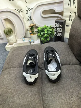 Adidas Noir Blanc Sans Lacets à enfiler Matelassé Cuir Supérieur Chaussures de Football Intérieur 18