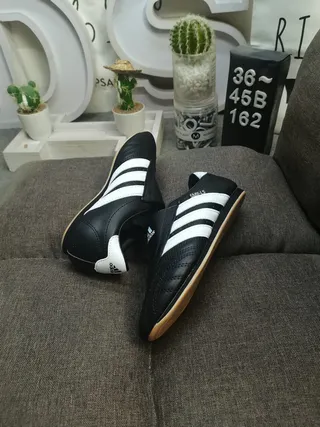 Adidas Noir et Blanc Sans Lacets Slip-On Quilté Cuir Supérieur Chaussures de Football Intérieur 6
