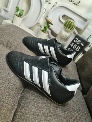 Adidas Noir et Blanc Sans Lacets Slip-On Quilté Cuir Supérieur Chaussures de Football Intérieur 7