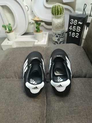 Adidas Noir et Blanc Sans Lacets Slip-On Quilté Cuir Supérieur Chaussures de Football Intérieur 8