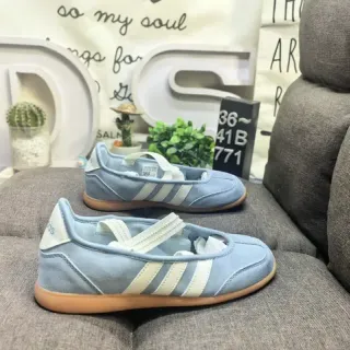 Adidas नीला भूरे बिना लेस स्लिप-ऑन तीन स्ट्राइप साइड पैनल लाइफस्टाइल स्नीकर