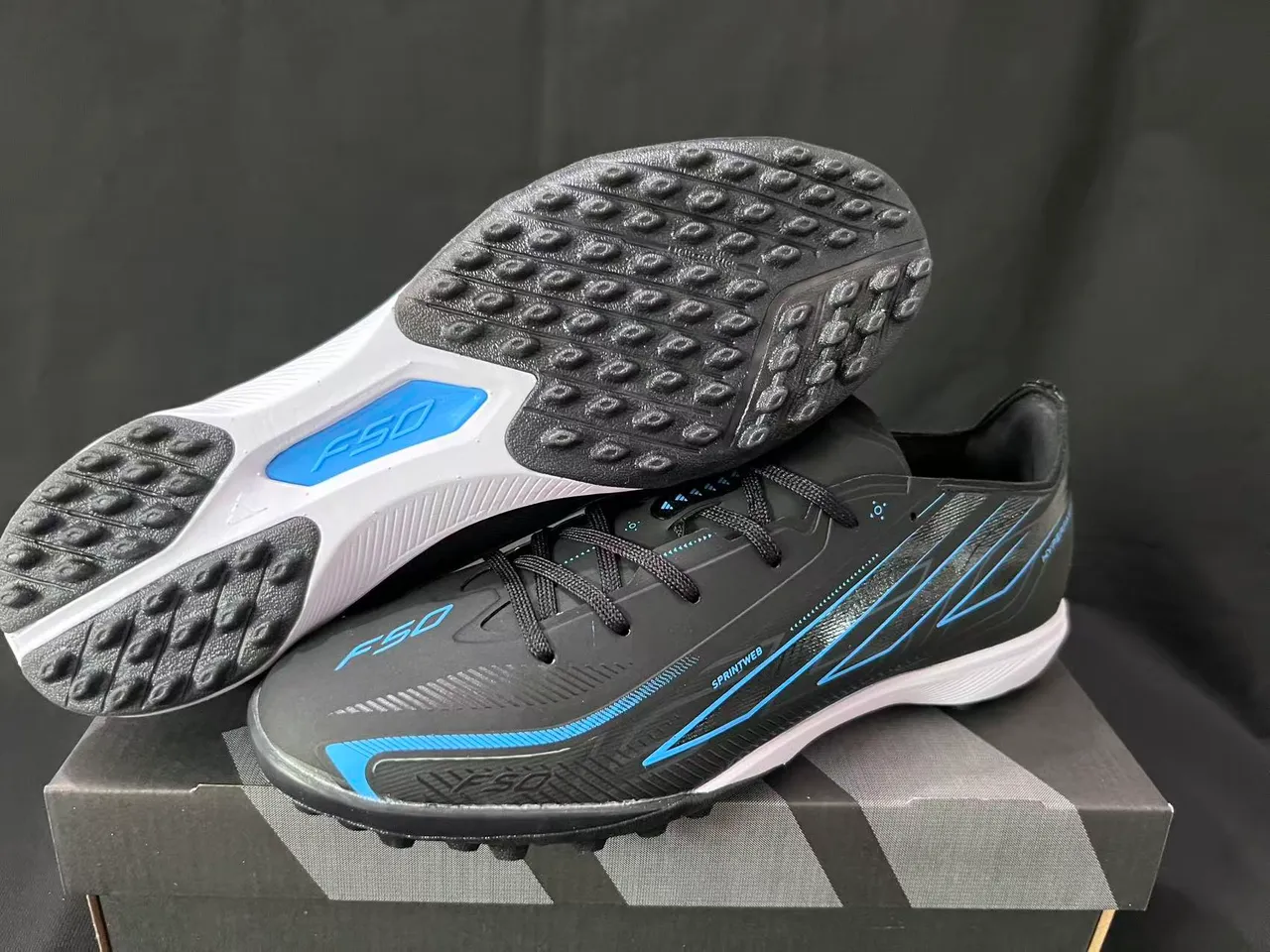 أديداس F50 أسود أزرق منخفض القطع مربوط بالرباط أبيض ميدسول متعارض عشب اصطناعي أحذية كرة القدم 8
