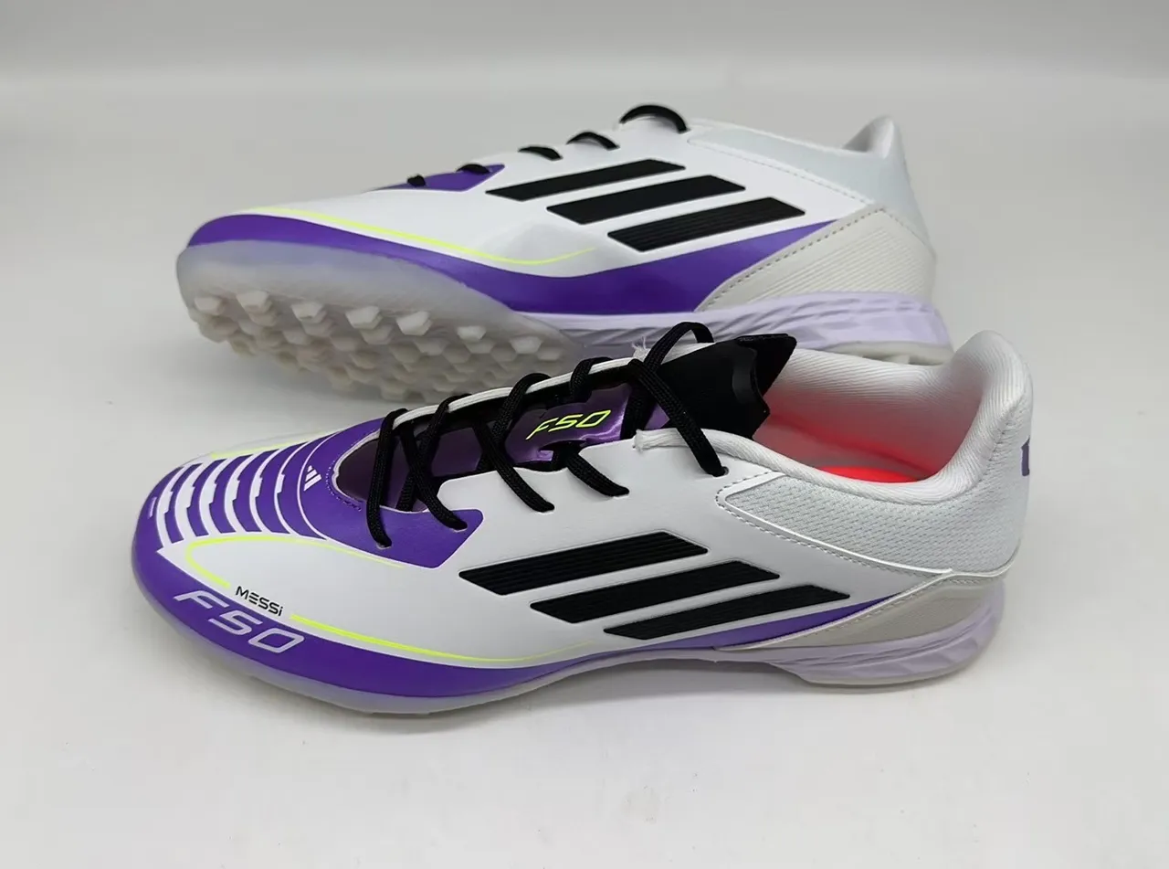 Adidas F50 أبيض بنفسجي منخفض القدم مع الأضداد أسود ثلاث شرائط عشب أحذية كرة القدم 2