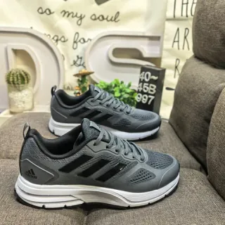 Adidas Zapatillas de correr gris y blanco con upper de malla transpirable y branding de tres tiras laterales
