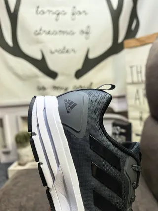 Adidas Zapatillas de correr gris y blanco con upper de malla transpirable y branding de tres tiras laterales 3