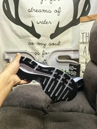 Adidas Zapatillas de correr gris y blanco con upper de malla transpirable y branding de tres tiras laterales 4