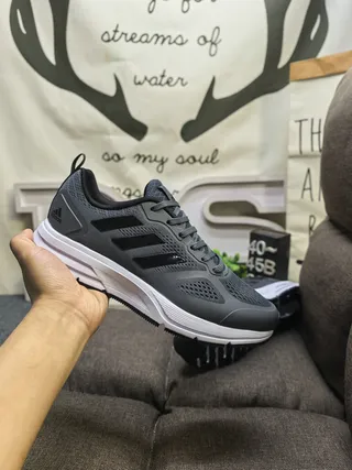 Adidas Zapatillas de correr gris y blanco con upper de malla transpirable y branding de tres tiras laterales 5