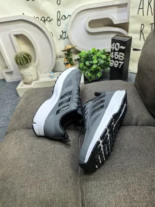 Adidas Zapatillas de correr gris y blanco con upper de malla transpirable y branding de tres tiras laterales 6