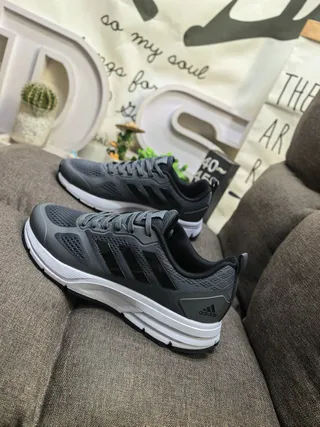 Adidas Zapatillas de correr gris y blanco con upper de malla transpirable y branding de tres tiras laterales 7