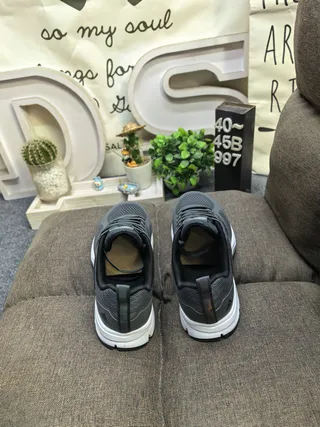 Adidas Zapatillas de correr gris y blanco con upper de malla transpirable y branding de tres tiras laterales 8